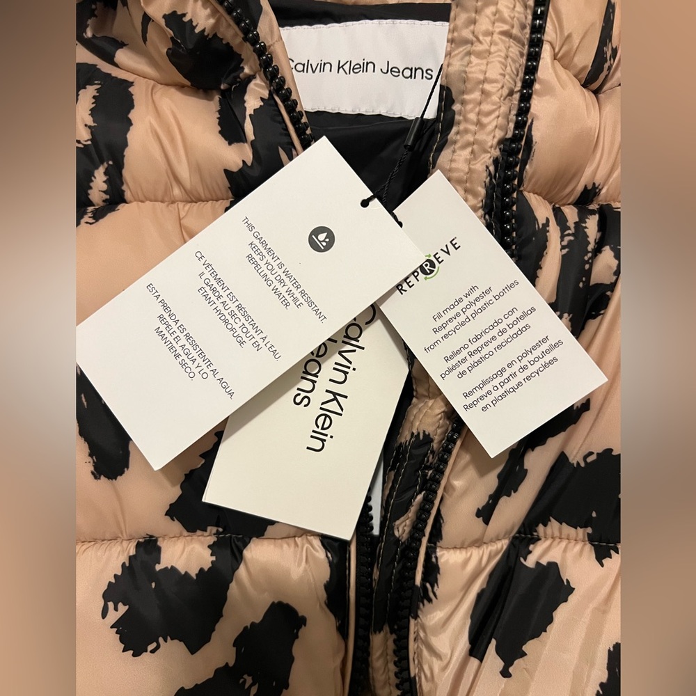 NWT Calvin Klein Women’s Puffer Coat in a size S.